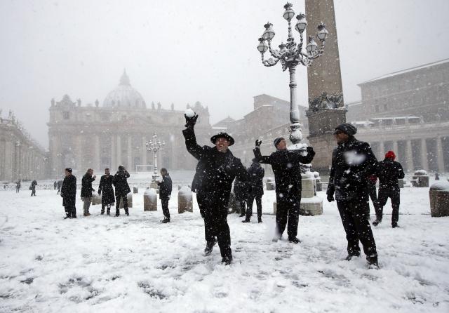 Pogledajte: Vatikanski sveštenici izašli na grudvanje