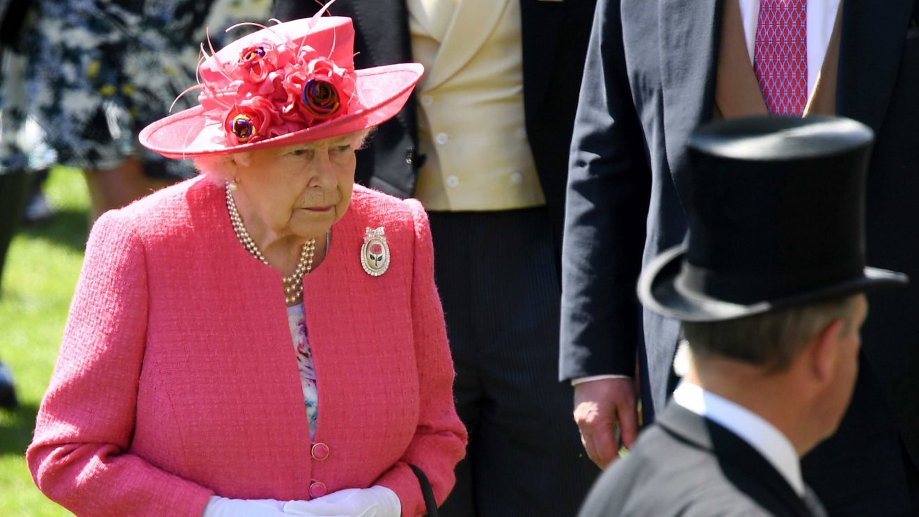 Kraljica snimljena dok ogovara svjetske lidere