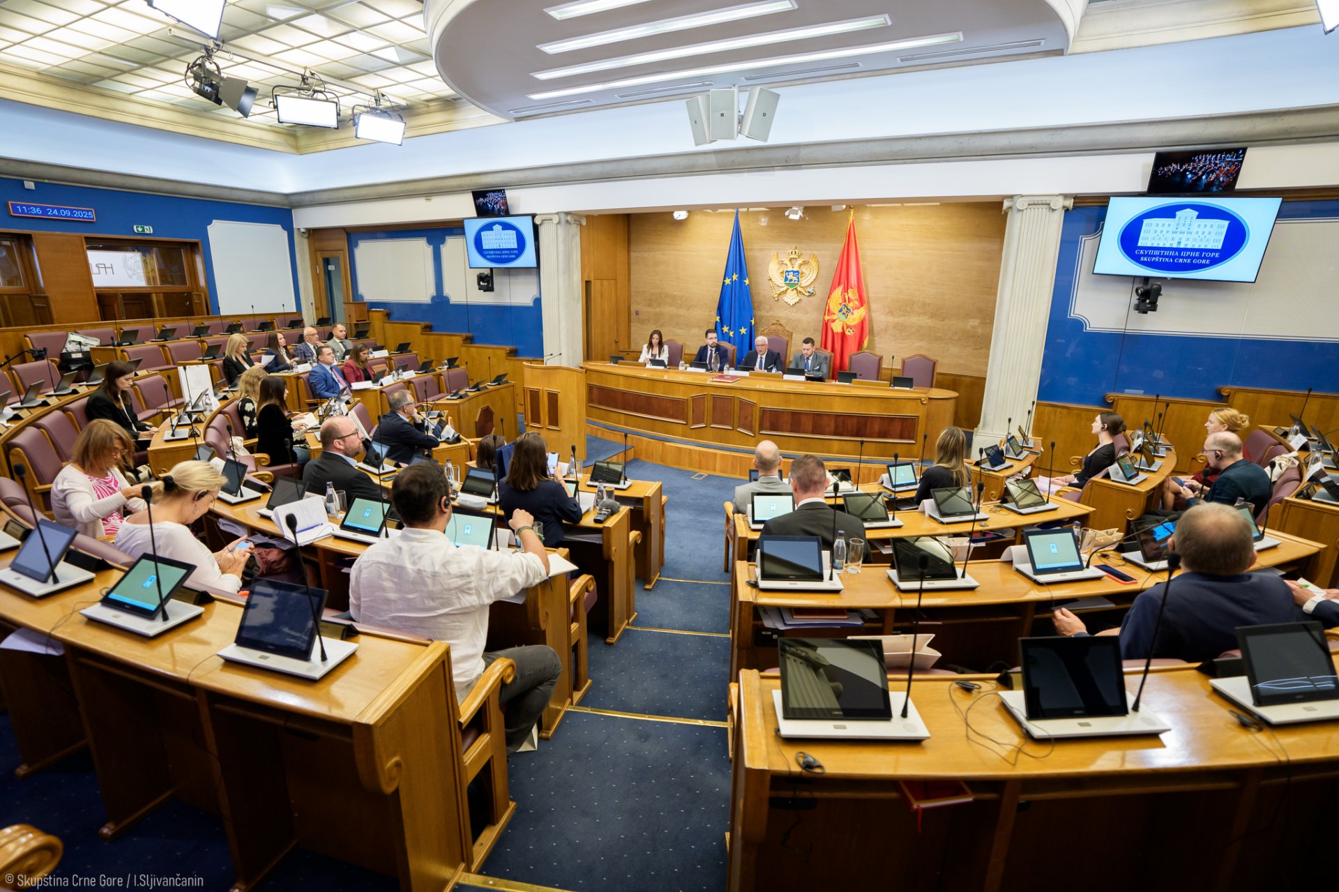 Mandić sa delegacijom novinara iz EU: Plan da do kraja godine CG zatvori još pet poglavlja, zakoni se donose uz podršku vlasti i opozicije