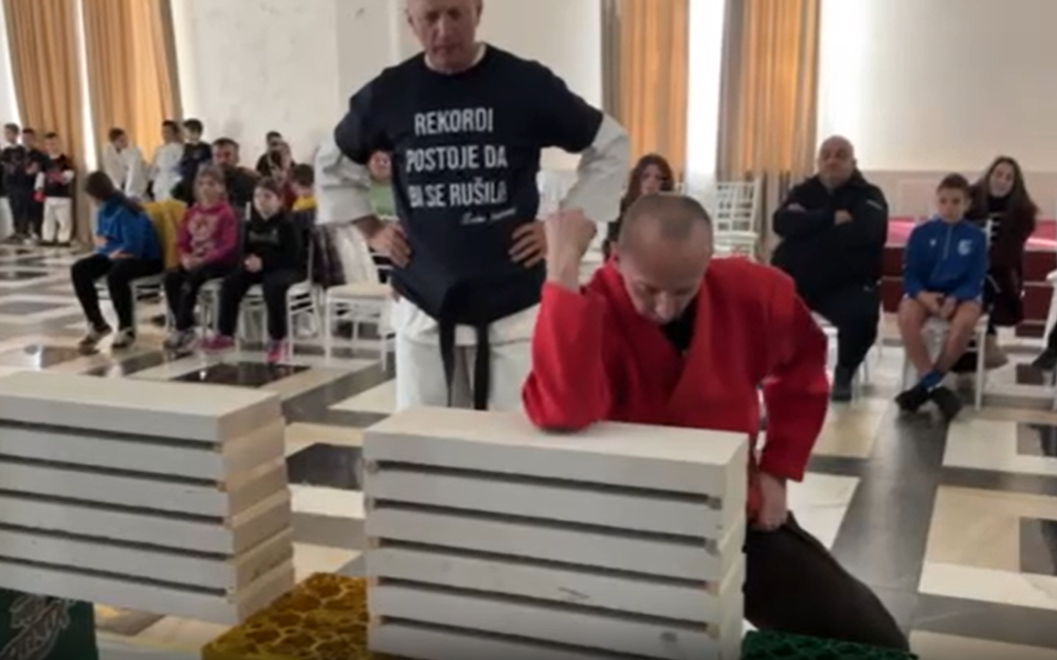 Beranac oborio Ginisov rekord: Slomio 109 betonskih ploča držeći u ruci živo jaje