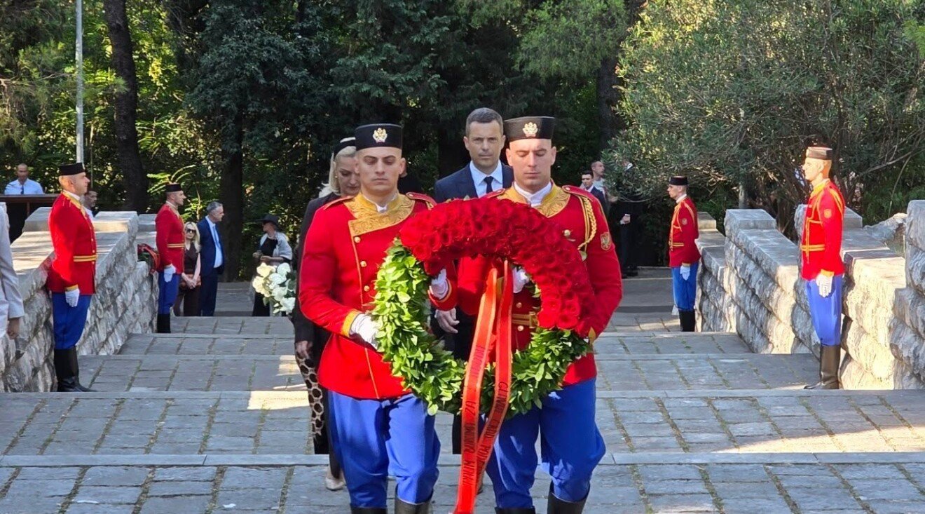 Delegacija Glavnog grada položila vijenac na spomenik Partizanu borcu