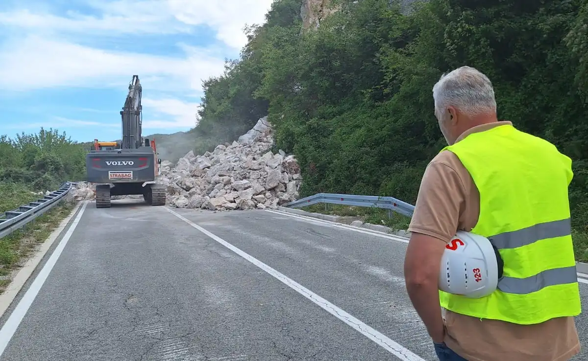 Pogledajte kako izgleda odron na Obzovici: Čišćenje se nastavlja ujutru, problem i stijena iznad puta, kvar i na mehanizaciji