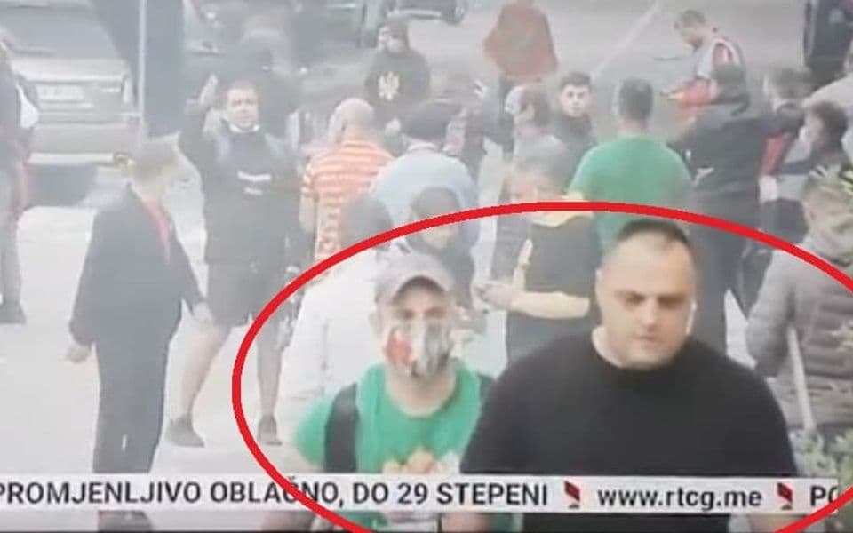 Da li je pokazivanje „molotovljevog koktela“ namještaljka službe?