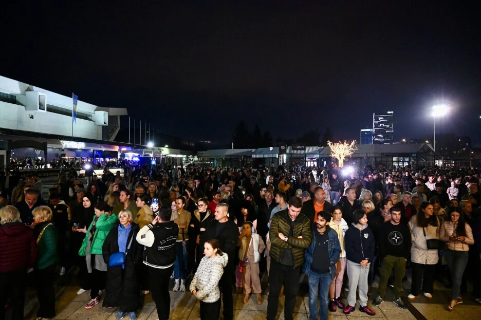 Sarajevo se oprašta od Halida Bešlića: Brojni građani okupili se da odaju počast legendarnom pjevaču