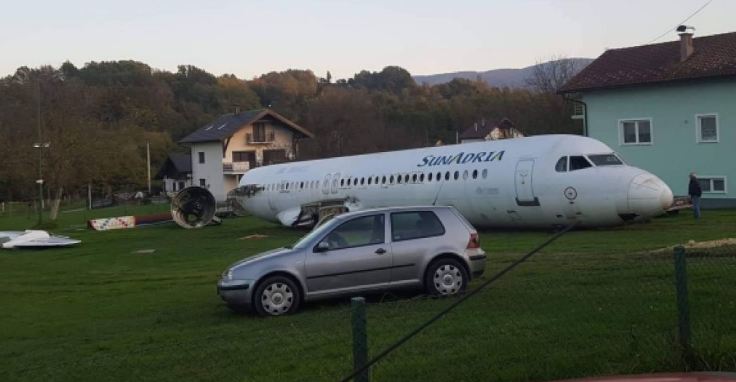 Neobičan prizor u Hrvatskoj: Avion u dvorištu ispred kuće, evo i zašto