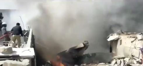 Pao avion sa više od 100 putnika: Crni dim kulja, spašavaju ljude iz olupine