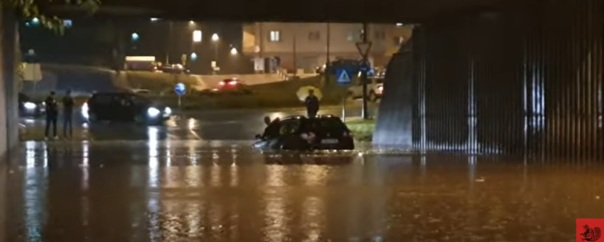 Drama u Sarajevu: Pogledajte kako vozač pokušava da izađe iz zaglavljenog automobila