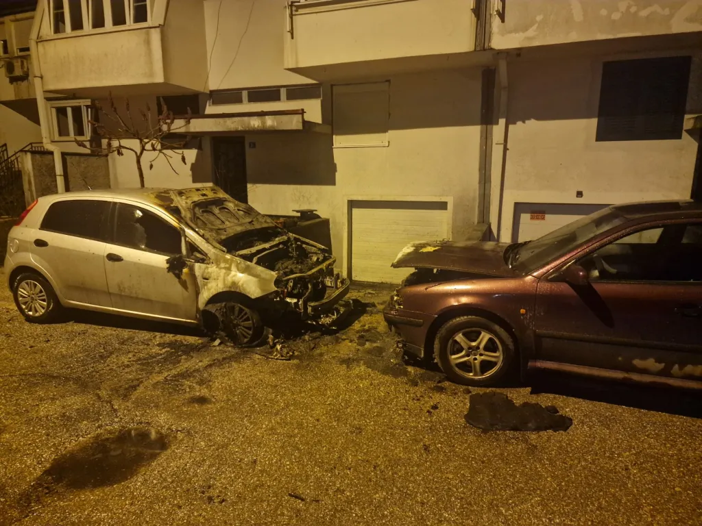 U požaru na Cetinju oštećena dva automobila