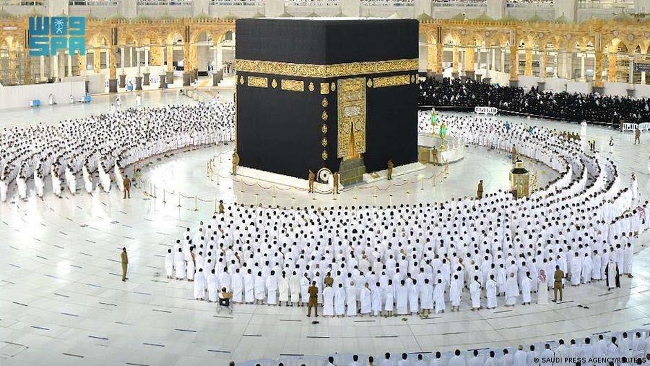 Vjernici u Meki bez distance, ali s maskama