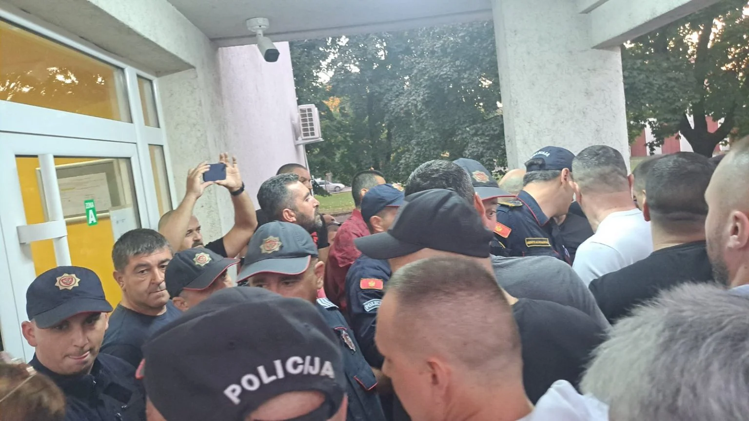 Građani pokušali da uđu na Odjeljenje infektologije, policija ih spriječila: Traže ostavke direktorice i ministra, majka dokumentaciju i istinu!
