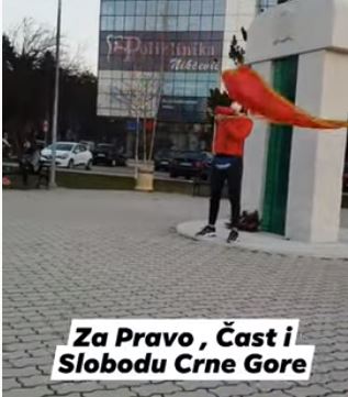 Sam prkosi koloni sa trobojkama: Za pravo, čast i slobodu Crne Gore