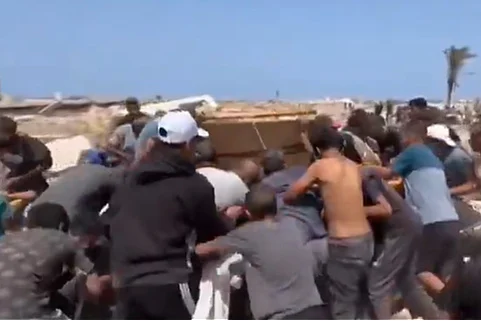 Dječak iz Gaze trčao po hranu, na njega pao paket humanitarne pomoći iz vazduha i usmrtio ga