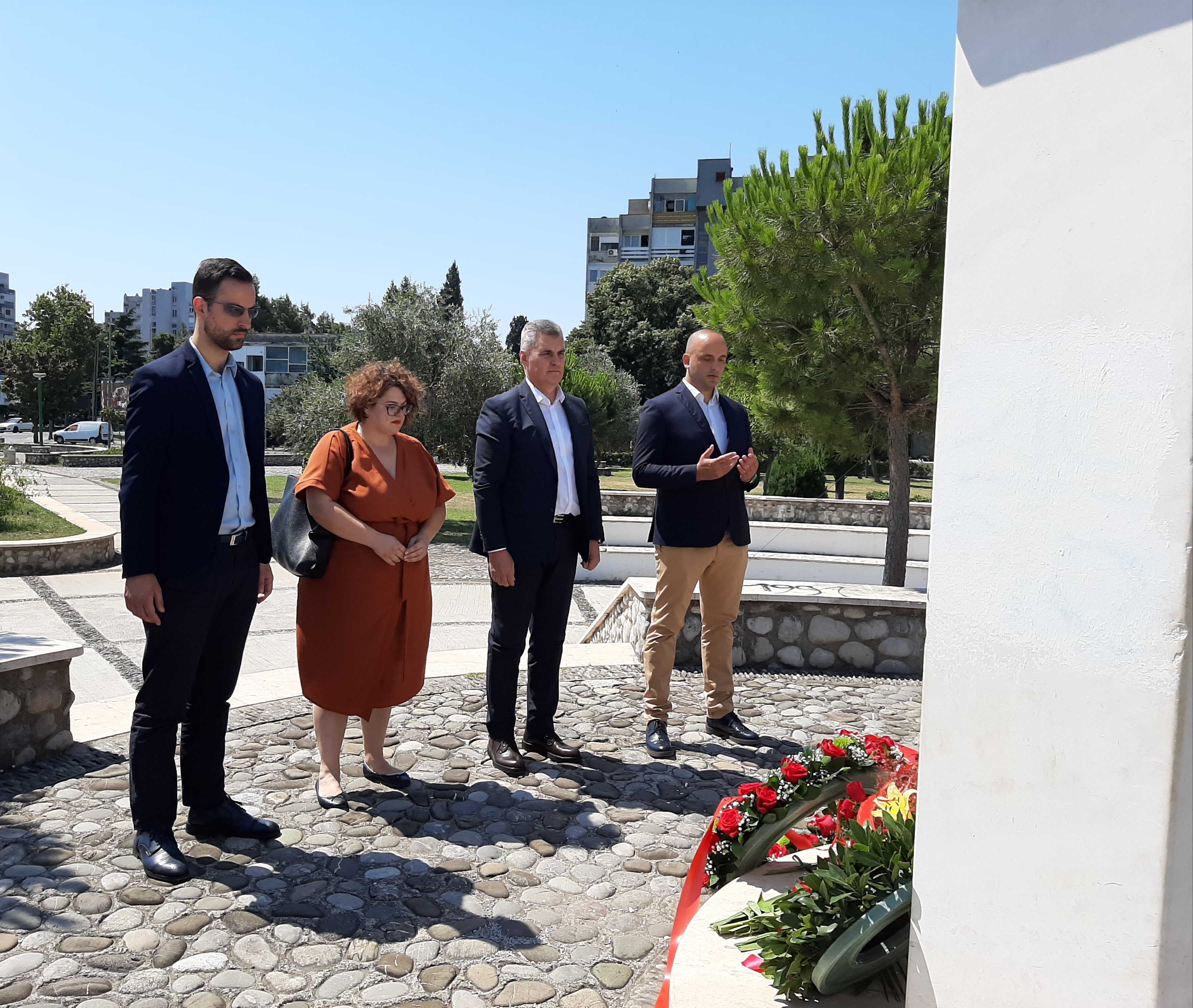 SD: Da nikad više žena ne isprati muža, dijete oca, na put bez povratka