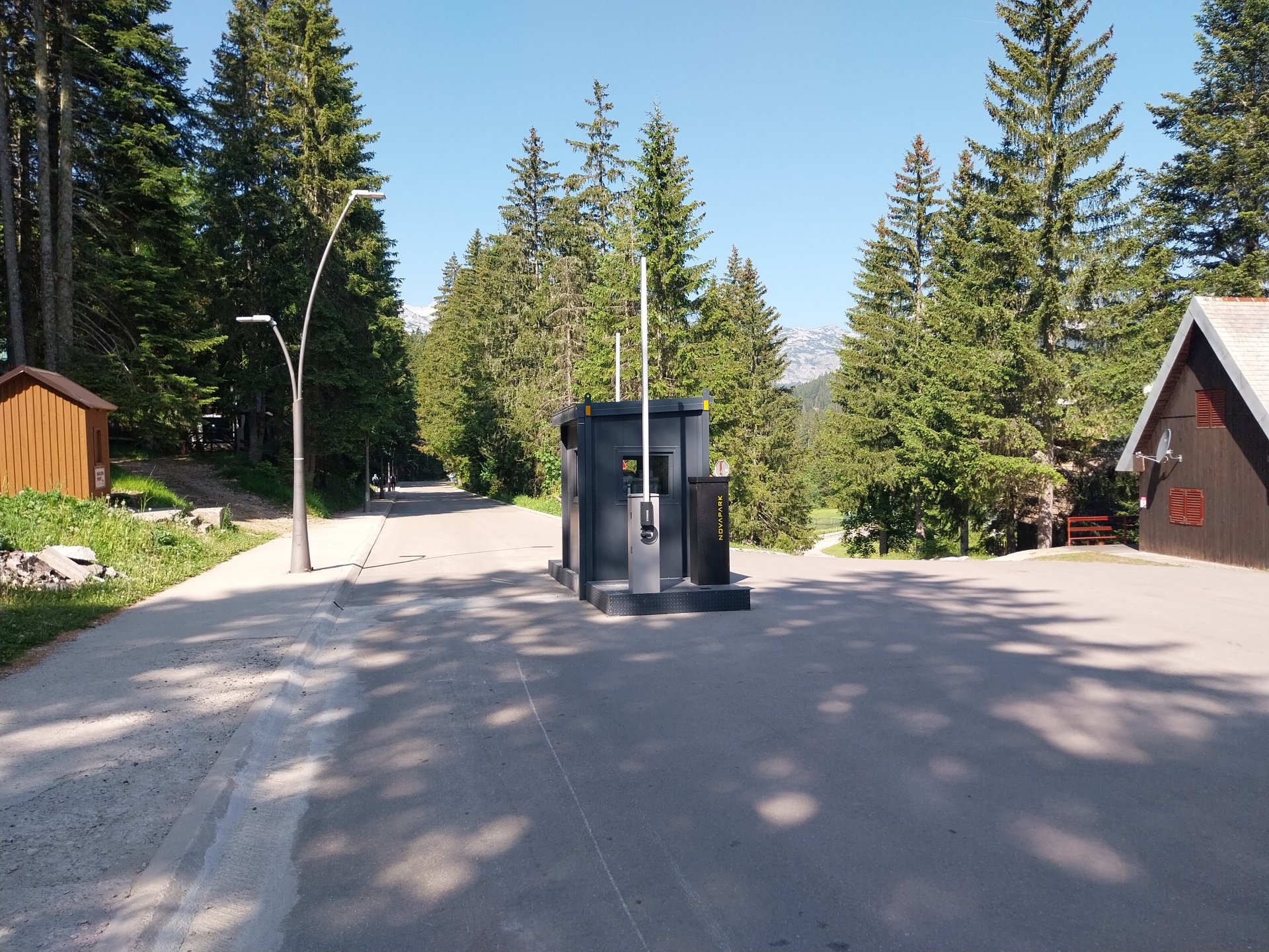 Građani negoduju zbog rampe na Žabljaku, iz Parking servisa tvrde da će donijeti red na šetalištu prema Crnom jezeru