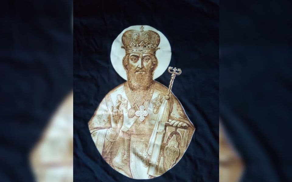 Satima zadržani zbog štampe lika Svetog Petra Cetinjskog; majice zadržala policija