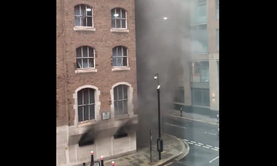 Izbio požar u sudu u Londonu, dim kulja iz zgrade