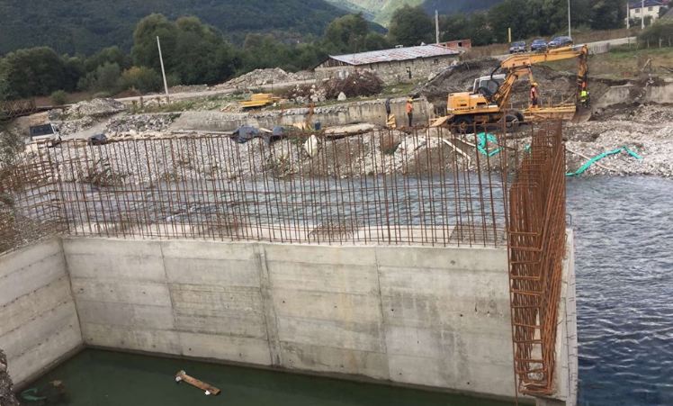 Uprkos visokom vodostaju: Nastavljena izgradnja mosta na rijeci Vruji u Gusinju