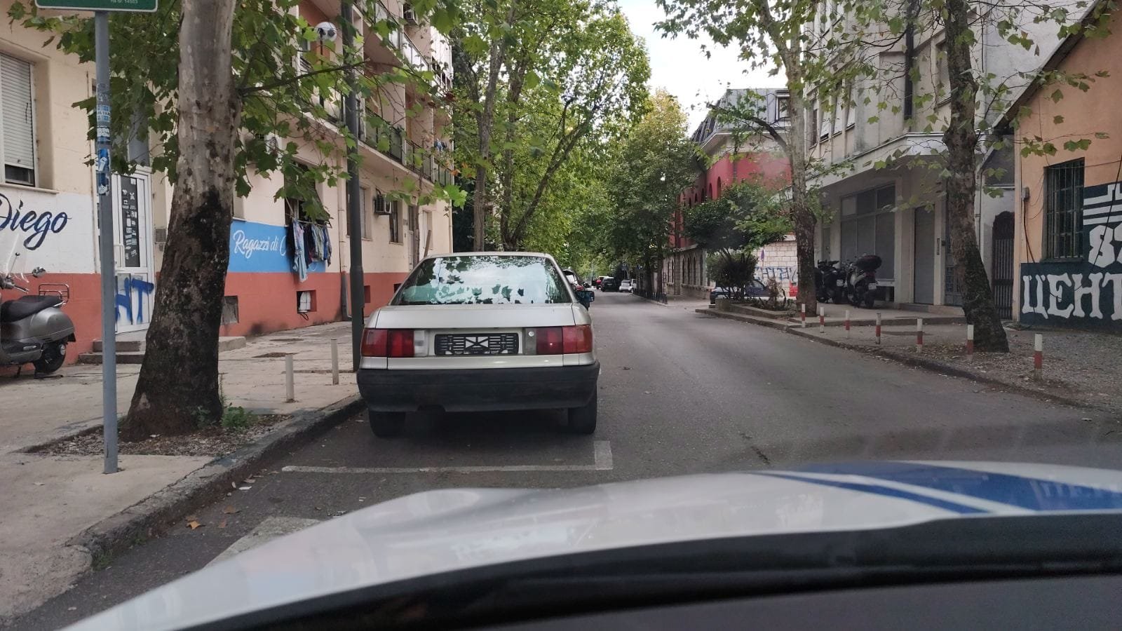 Sankcionisan vozač koji je prije tri dana vozio preko trotoara u Podgorici, oduzeto vozilo