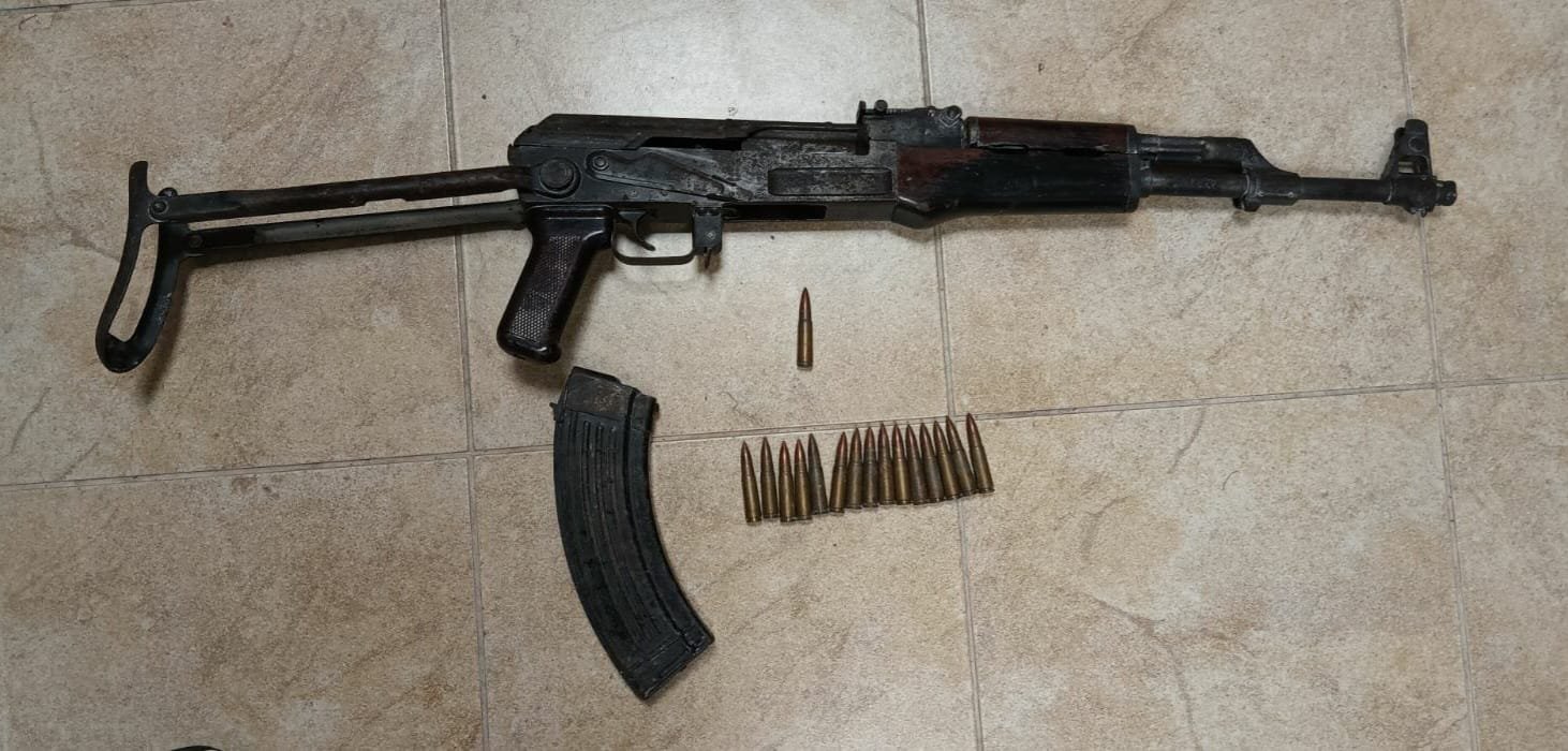 Lišen slobode osumnjičeni zbog upotrebe vatrenog oružja u Kotoru; uhapšena i njegova supruga zbog napada na oštećenog