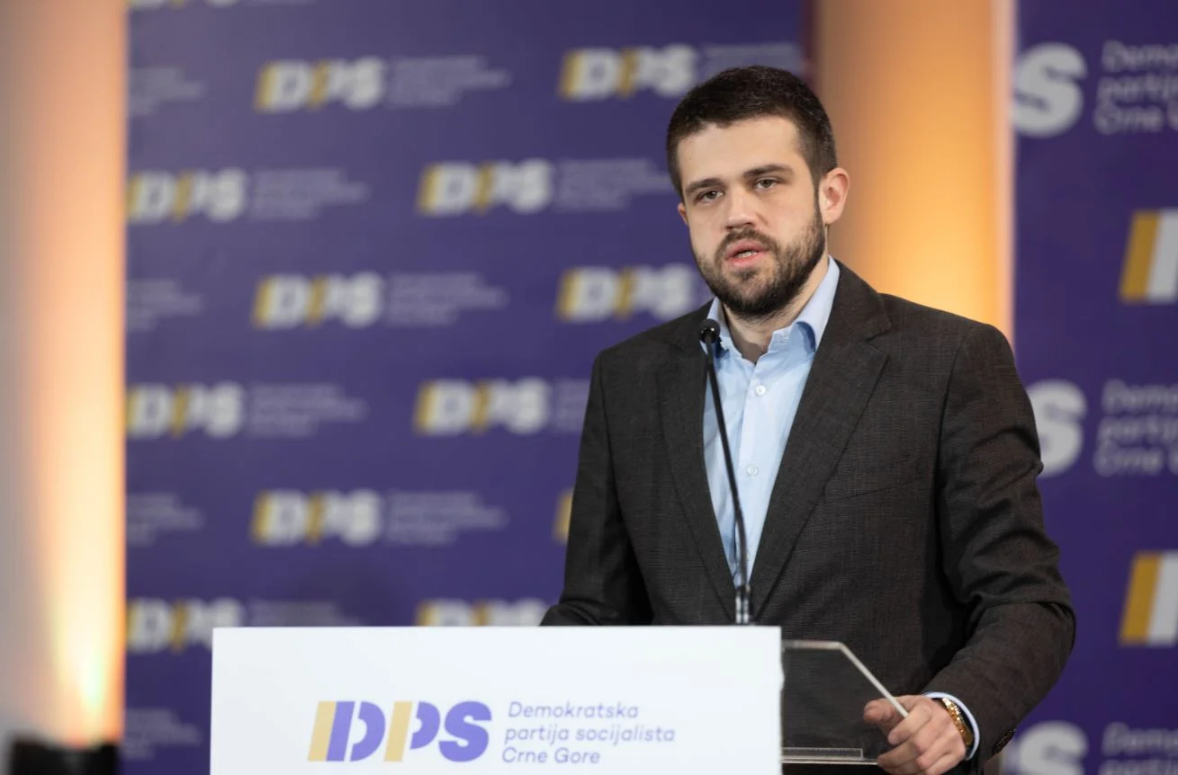 Nikolić: Pejović da prestane da se glupira na javnoj sceni