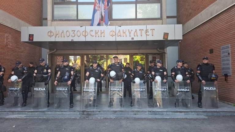 Novi Sad: Studenti traže da se policija do 22 sata povuče sa Filozofskog  fakulteta