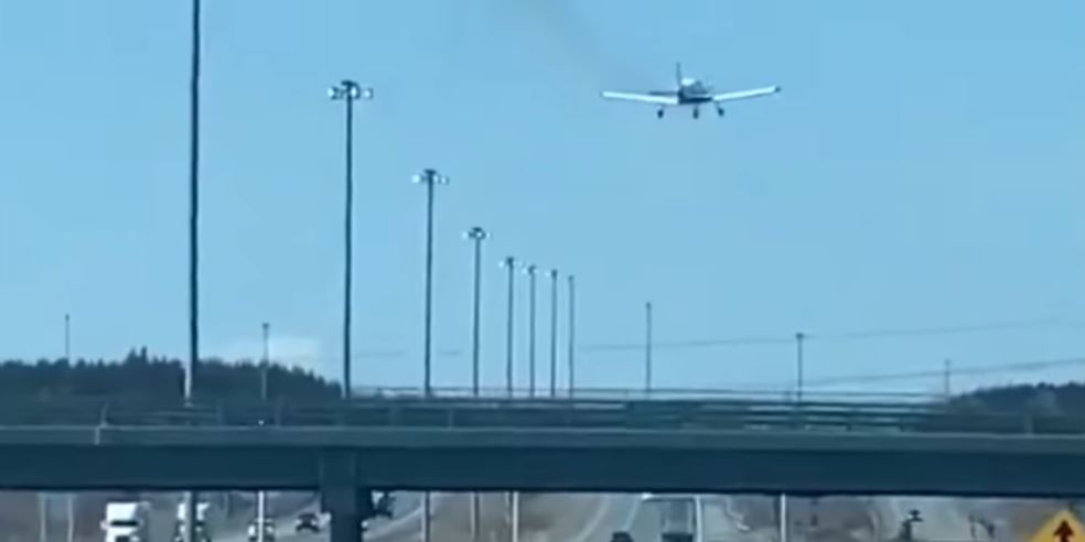 Spektakularan prizor: Avion sletio na autoput