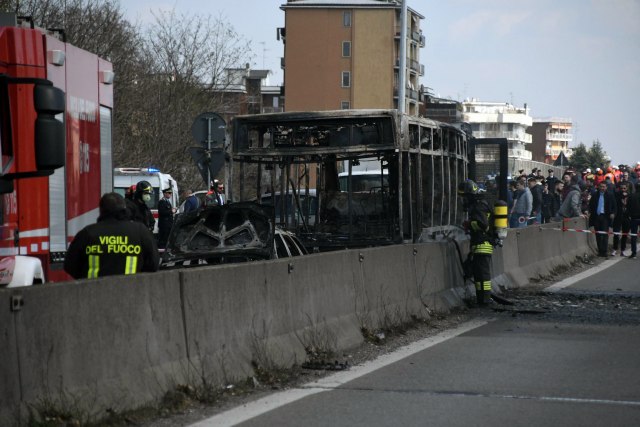 Vozač oteo autobus sa đacima u Italiji i zapalio ga
