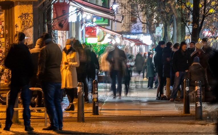 Njemačka će možda uvesti restriktivnije mjere protiv korone prije Božića
