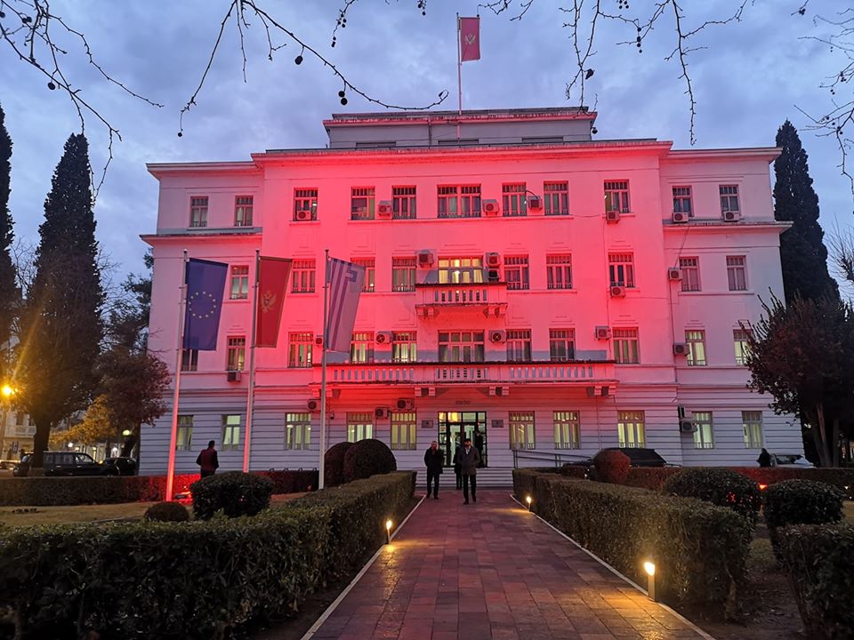 Zgrada Glavnog grada u crvenoj boji, gradonačelnik i saradnici na Trgu nezavisnosti