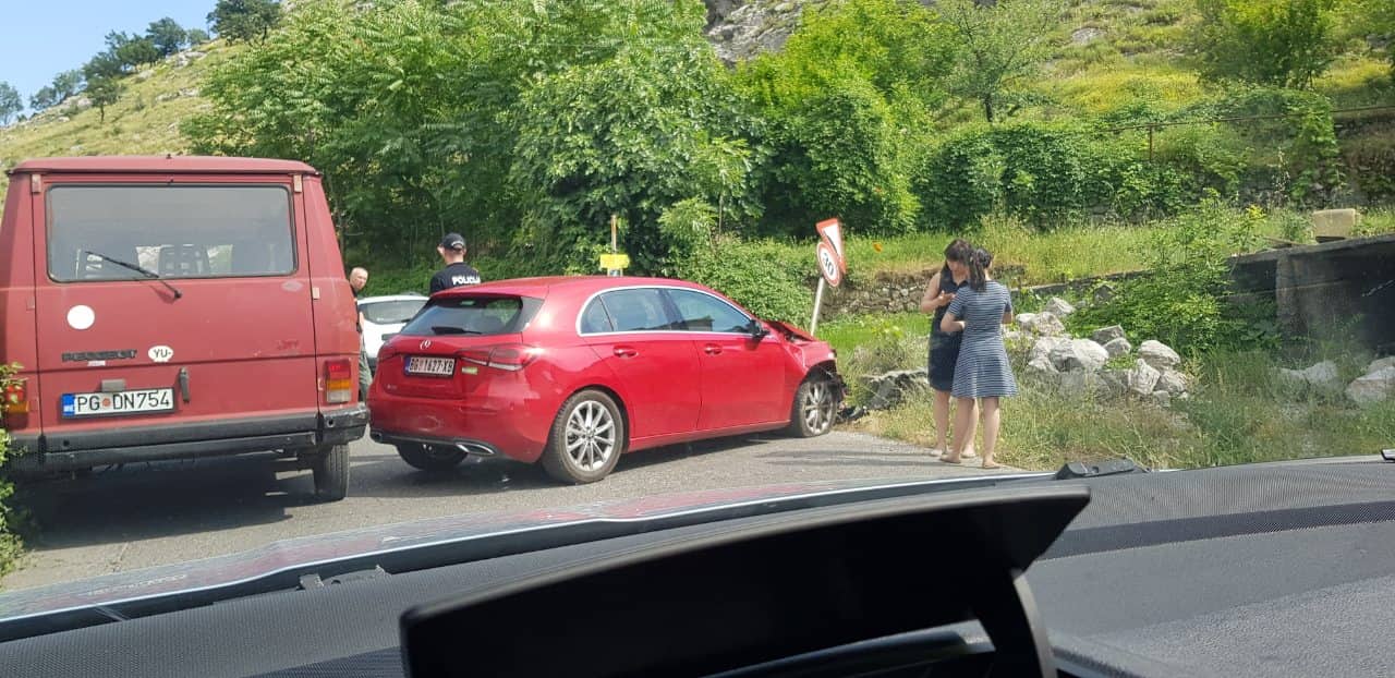 Saobraćajka u Podgorici: Izgubila kontrolu nad vozilom i zakucala se u znak