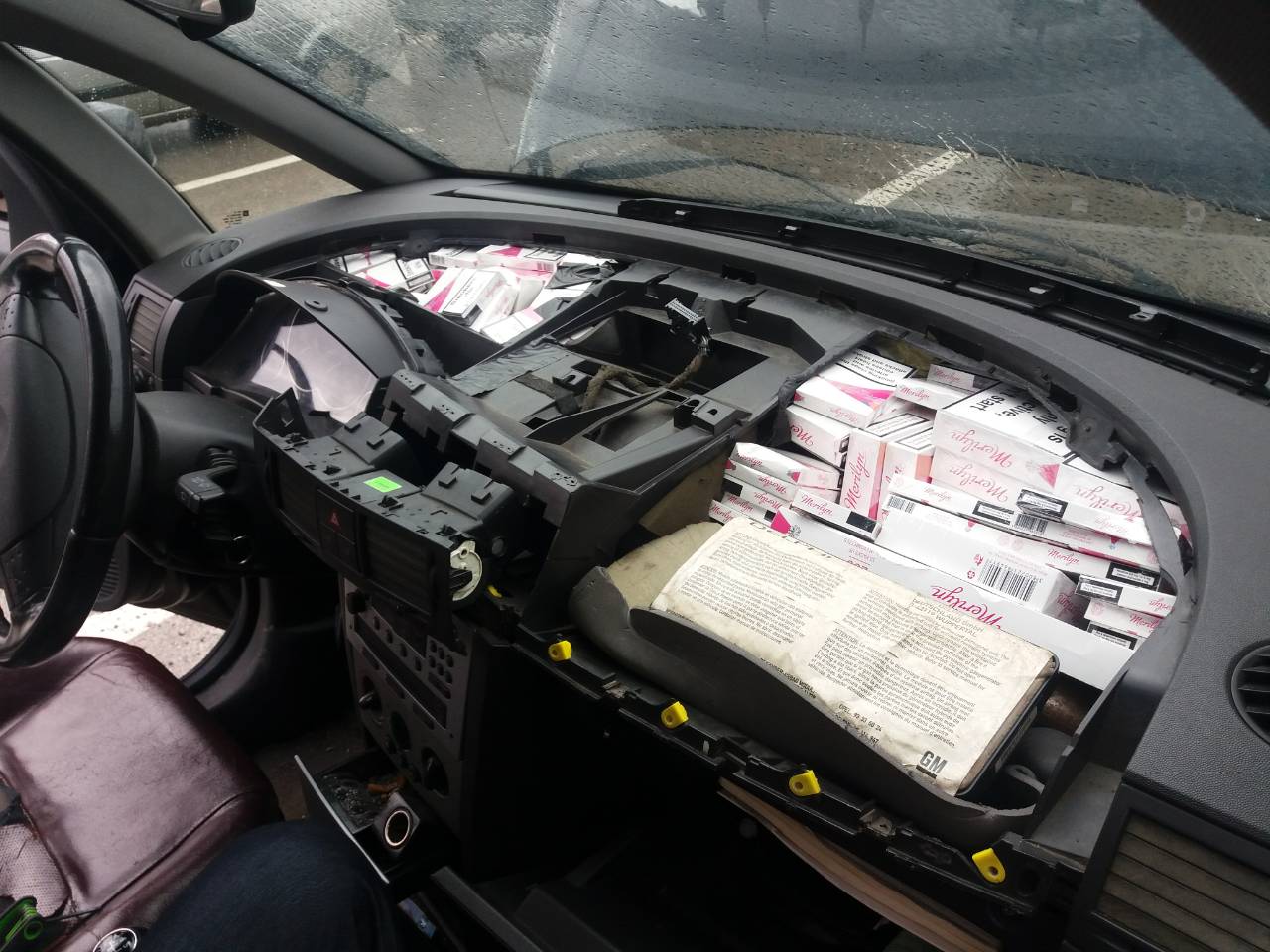 Otkriveno 2145 paklica cigareta sakrivenih u vozilu, osumnjičeni uhapšen