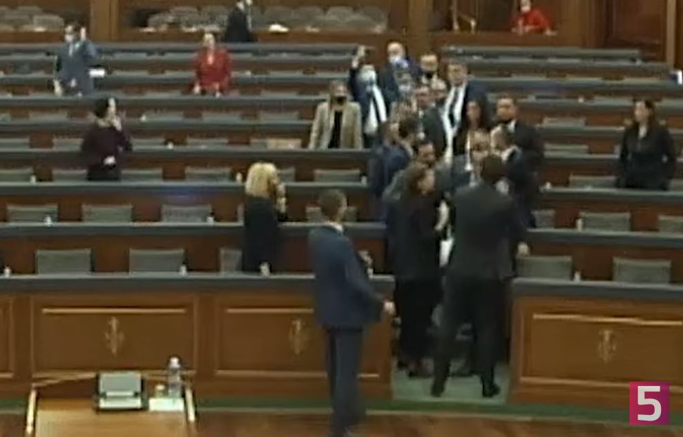 Prvo verbalni, pa fizički sukob u kosovskoj Skupštini