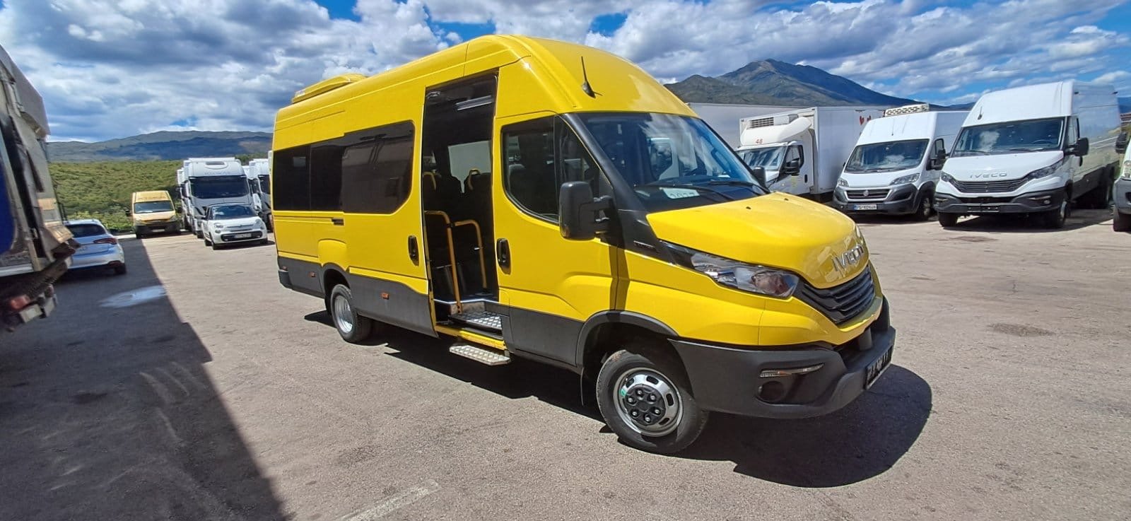 Ulcinj dobio prve autobuse za javni i školski prevoz