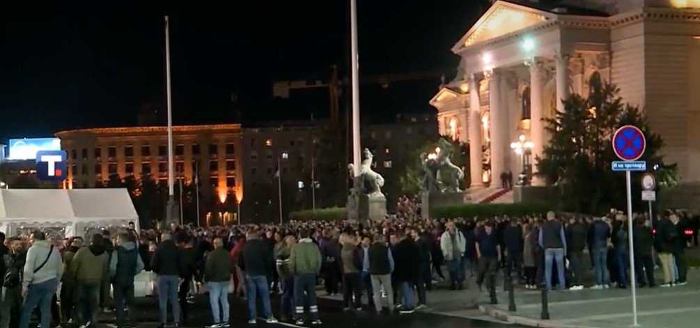 Vučić među okupljenima koji podržavaju  Milana Bogdanovića, koji je ranjen danas u Ćacilendu; Raširen transparent „Svi smo mi Milan“