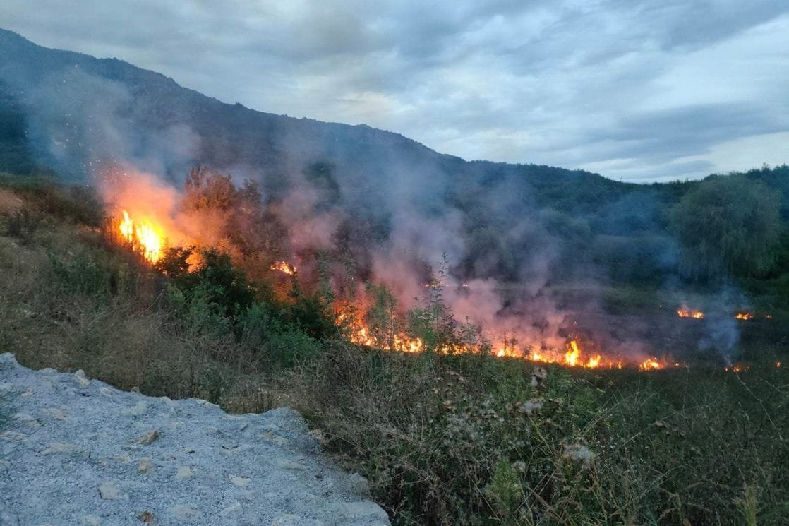 U Piperima, u naselju Lopate,  izbio požar
