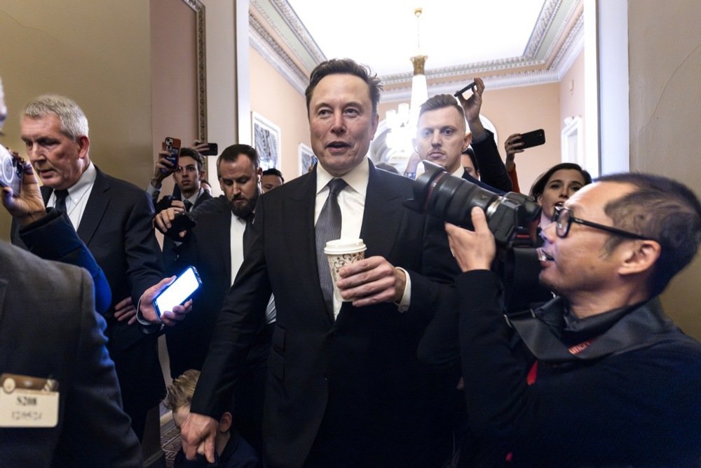 Mask predlaže da Tesla akcionari glasaju o ulaganju u xAI, isključuje spajanje