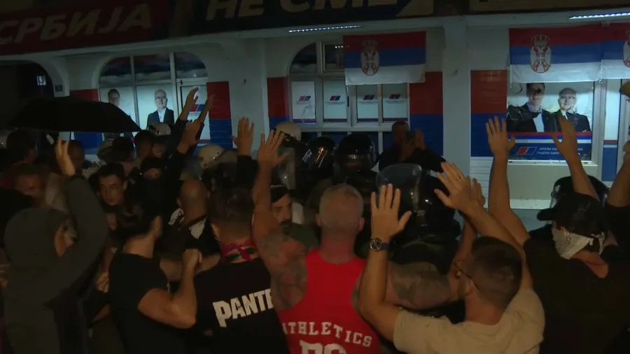 Novi Sad: Kordon Žandarmerije i Interventne gura građane ispred prostorija SNS-a