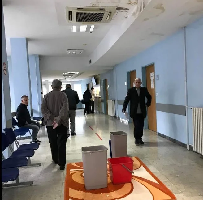 Čitaoci šalju da plafon u Kliničkom centru prokišnjava; Menadžment tvrdi da je kvar saniran