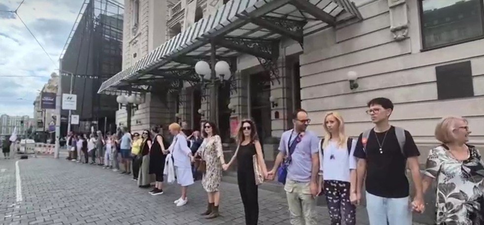 Krug oko zgrade Narodnog pozorišta u Beogradu: Zaposleni i kolege iz drugih teatara uhvatili se za ruke, pozdravljeni aplauzom