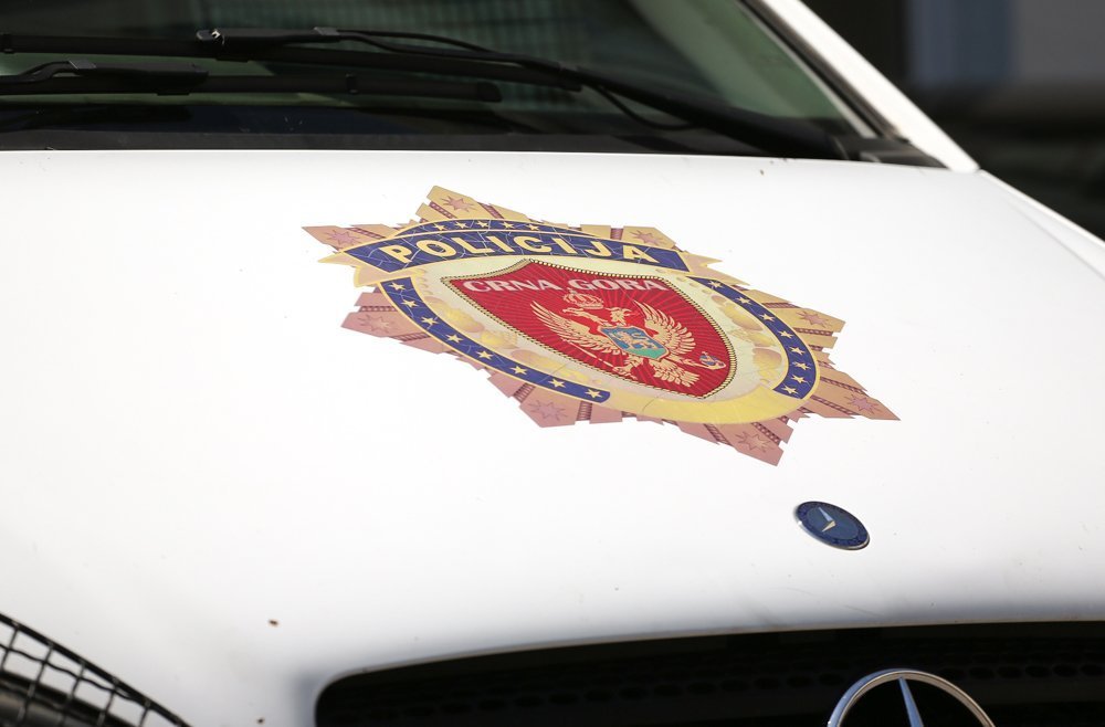 U okolini Danilovgrada policija pronašla napušteno vozilo sa ukradenim tablicama