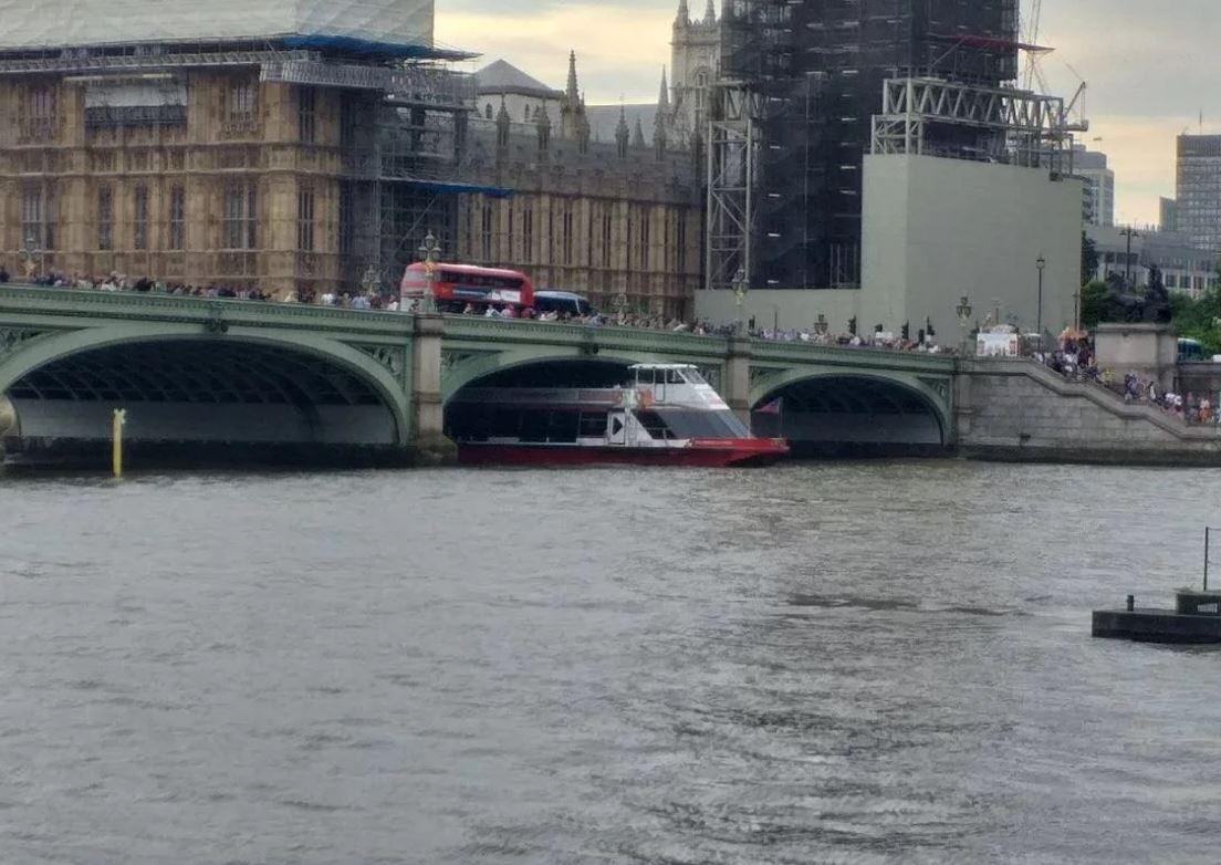 Drama u Londonu: Brod pun turista udario u Vestminsterski most