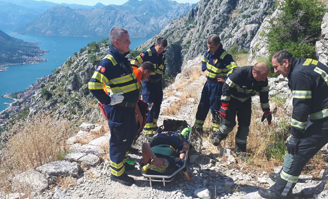 Spasioci nakon pet sati izvukli Belgijanku: Pala i povrijedila se na starom putu od Njeguša do Kotora