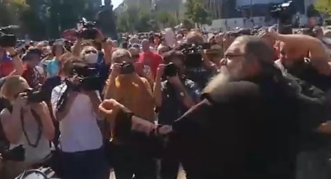 Protesti ispred srpske Skupštine, raspop gađa jajima...