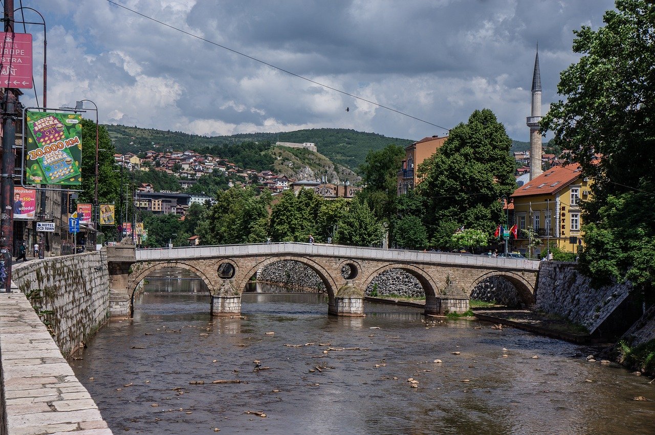 Užas u Sarajevu: Tijela žene i djeteta pronađena kako plutaju Miljackom