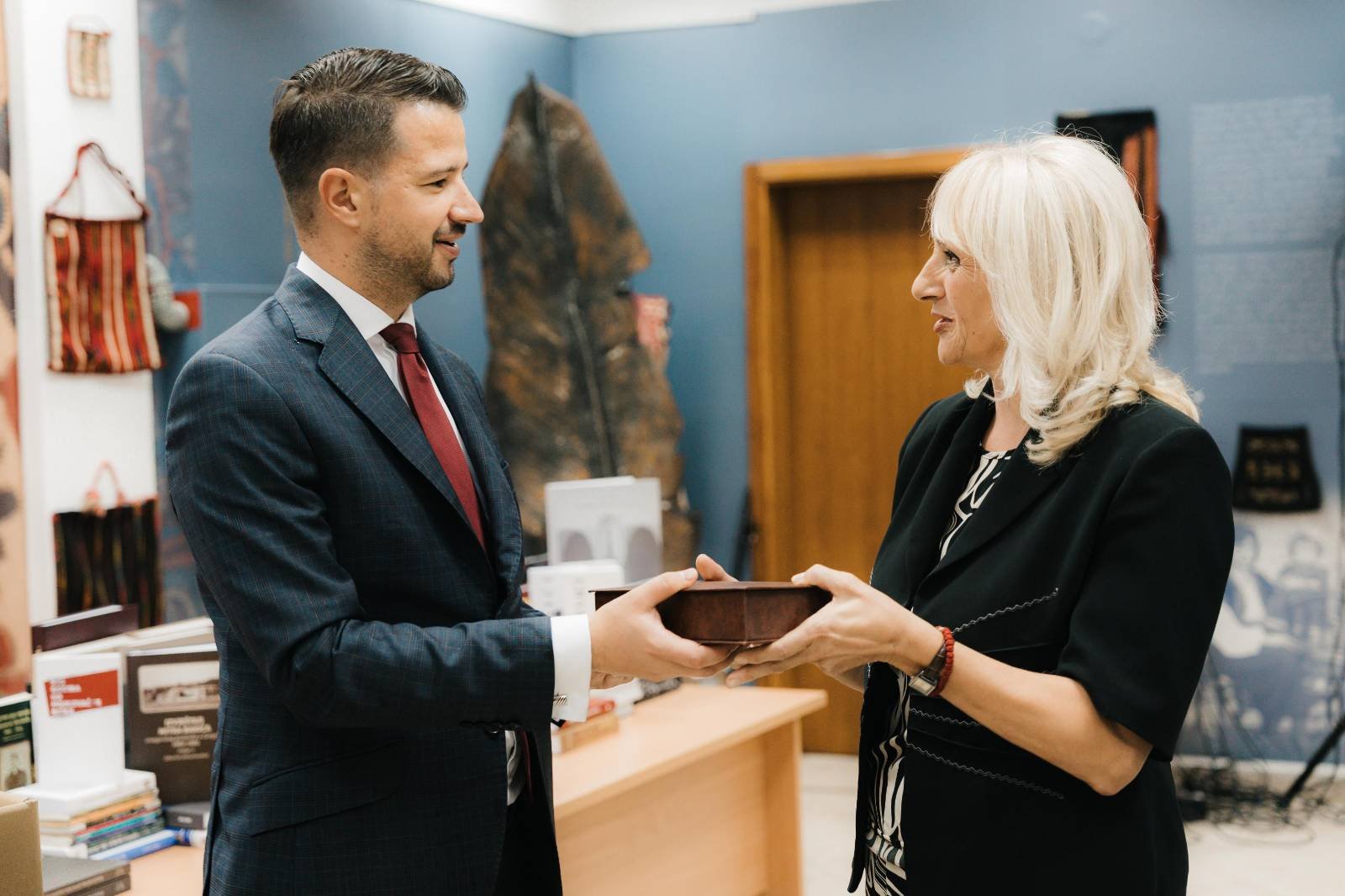 Milatović uručio donaciju Gradskoj biblioteci i čitaonici u Andrijevici: Crna Gora je zemlja knjige
