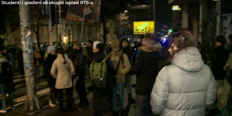 Studenti i građani se okupili ispred RTS-a nezadovoljni izvještavanjem o lokalnim izborima