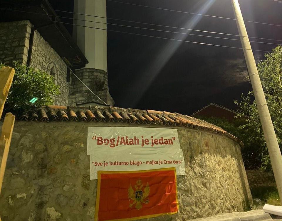 Zastava Crne Gore i na džamiji u Staroj Varoši