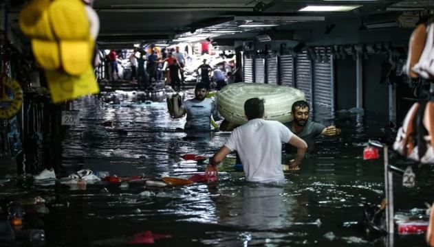 Jaka oluja u Istanbulu, jedna osoba stradala