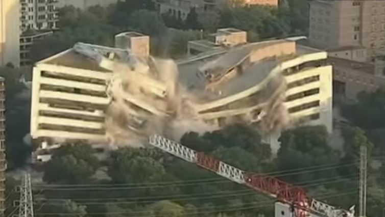 Nevjerovatan snimak: Kako je za nekoliko sekundi nestala cijela zgrada