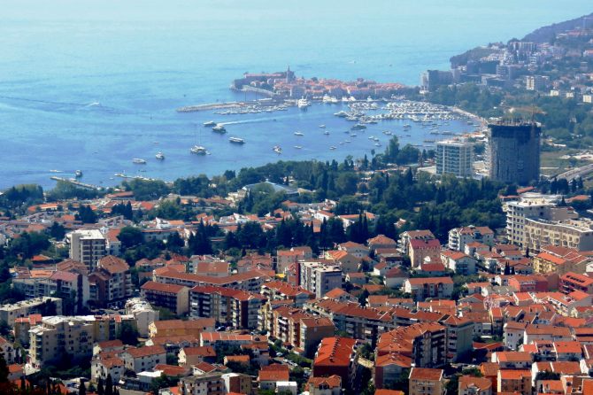 Teški incident u školi u Budvi: Uletjeli u učionicu i napali maloljetnika